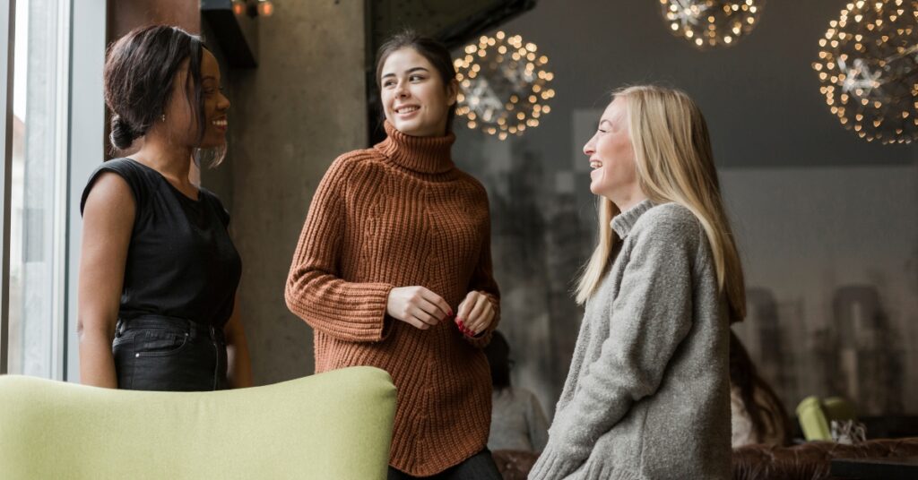 women talking at a networking event confidently because they do not have networking anxiety
